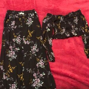Floral 2-piece matching set, long sleeve crop-top, pants with wide bottom.